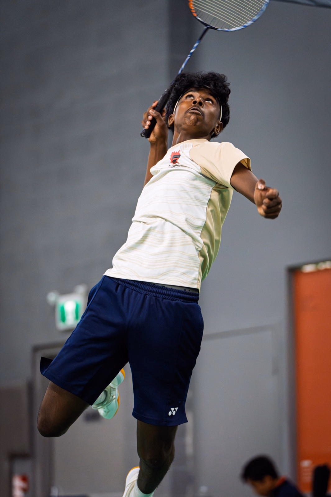 Badminton Ontario player jumping into an overhead shot with the racket raised